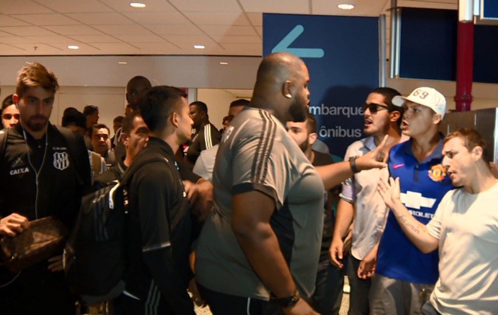 Tumulto envolve torcedores, jogadores e seguranças (Foto: Carlos Velardi / EPTV)