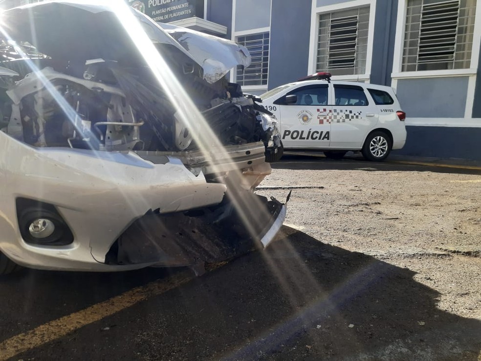 Carro bateu em uma árvore na estrada rural que dá acesso ao Bairro do Gramado, em Presidente Prudente, nesta segunda-feira (19) — Foto: Betto Lopes/TV Fronteira