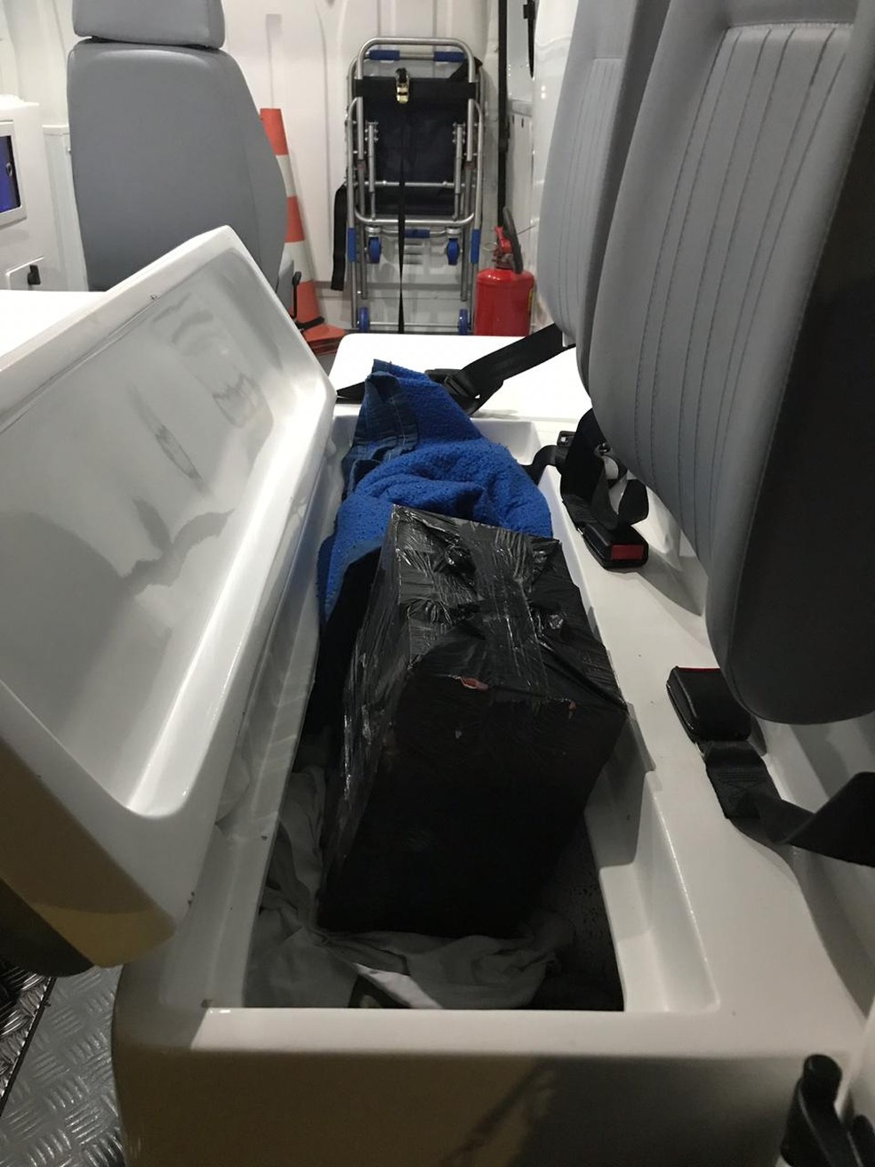 Produtos trazidos irregularmente do Paraguai estavam escondidos em compartimentos embaixo dos bancos da ambulÃ¢ncia â Foto: Receita Federal/DivulgaÃ§Ã£o