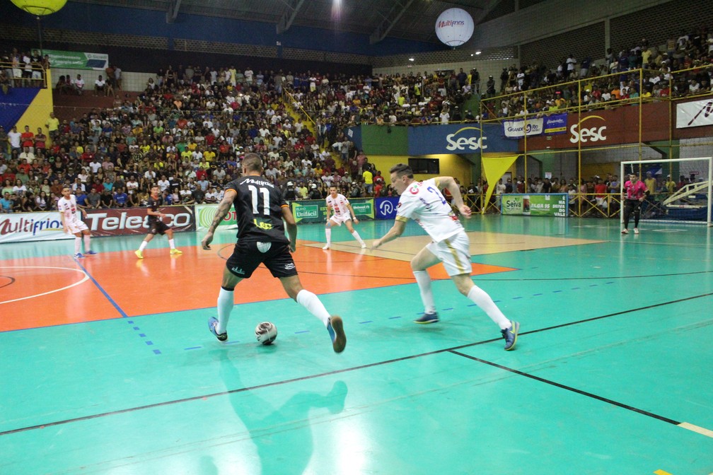 O camisa 11 do Garapa, Negão, fez 3 dos 5 gols da equipe na final — Foto: Amanda Lima