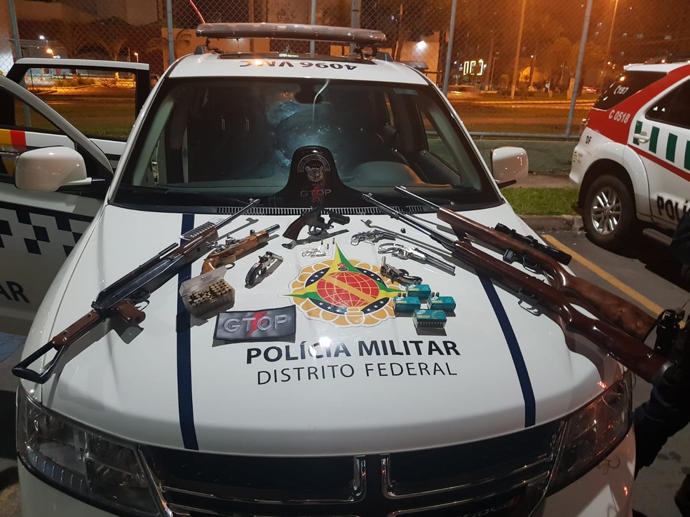 Armas ilegais apreendidas pela Polícia Militar em apartamento da Asa Norte, em Brasília — Foto: Polícia Militar/Divulgação