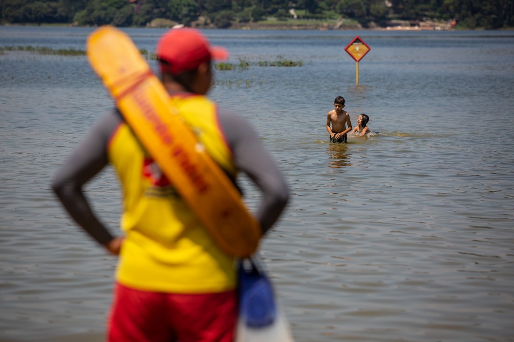 Salva-vidas observa crianças brincando na Praia do Sol, na Represa Guarapiranga — Foto: Fábio Tito/G1
