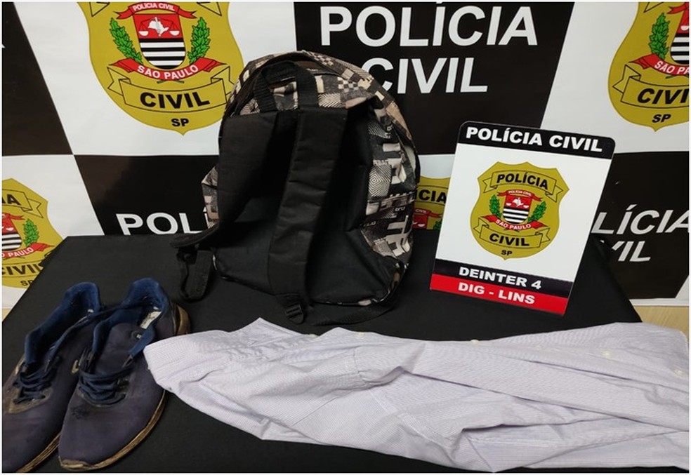 Policiais da DIG apreenderam na casa do suspeito as roupas que ele usou no primeiro roubo ao pet shop — Foto: Polícia Civil/Divulgação