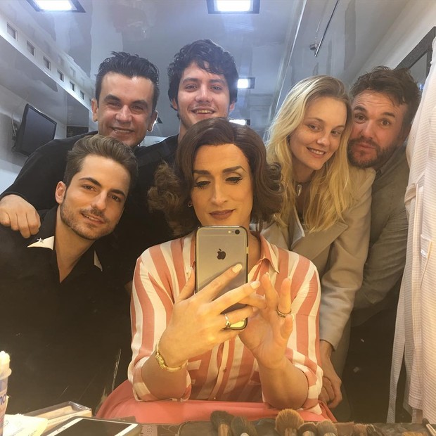 Carol Trenti, Dando, Fábio e amigos posam ao lado de Dona Hermínia (Foto: reprodução/Instagram)