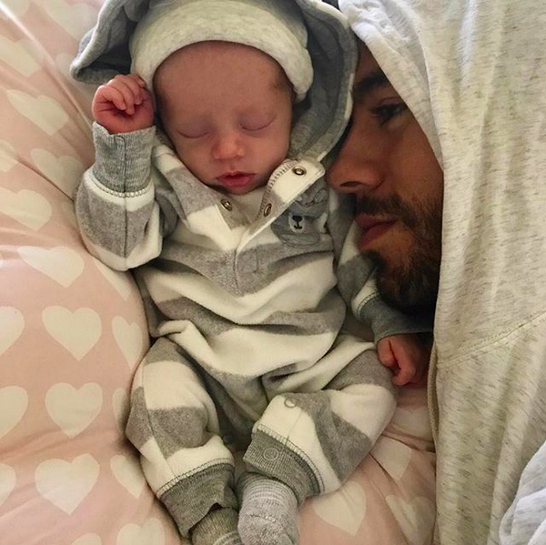 O cantor Enrique Iglesias com um de seus gêmeos recém-nascidos (Foto: Instagram)