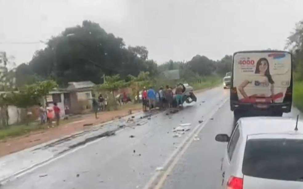 Destroços dos veículos ficaram espalhados na pista após acidente na BR-110, em Alagoinhas — Foto: Reprodução/TV Bahia