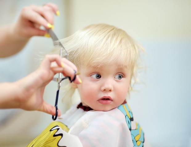 O primeiro corte de cabelo do bebê deve ser feito por profissional  (Foto: Thinkstock)