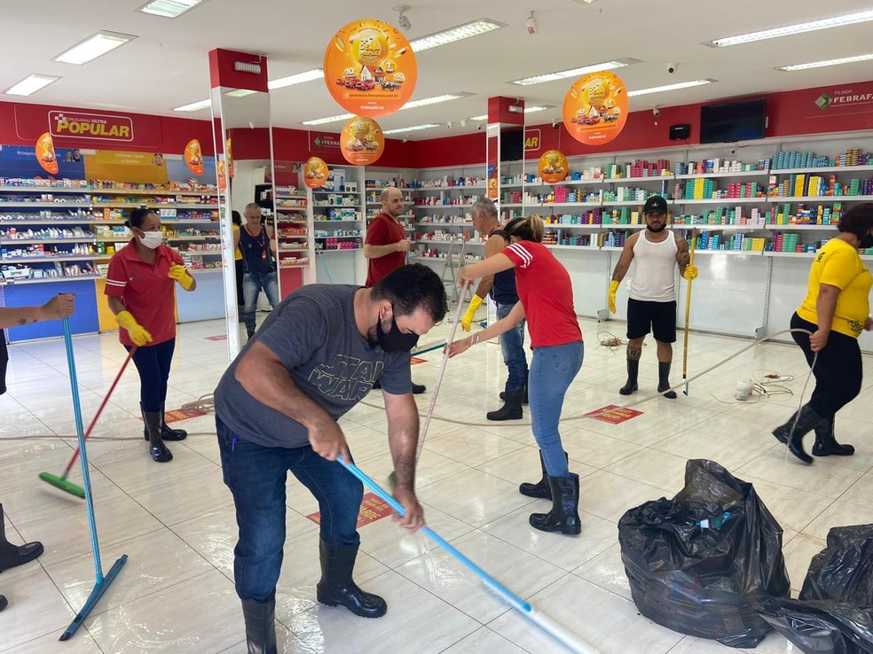 Chuva forte em São Carlos causa estragos na região central — Foto: Fabiana Assis/G1