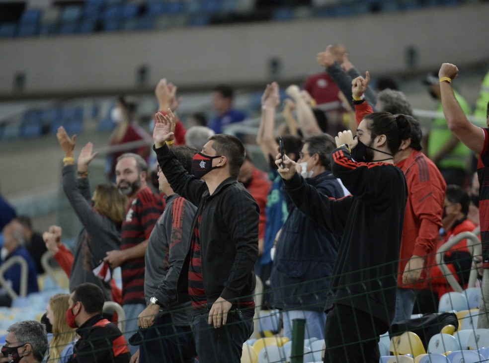 Fotos dos convidados do Flamengo nas cadeiras — Foto: André Durão