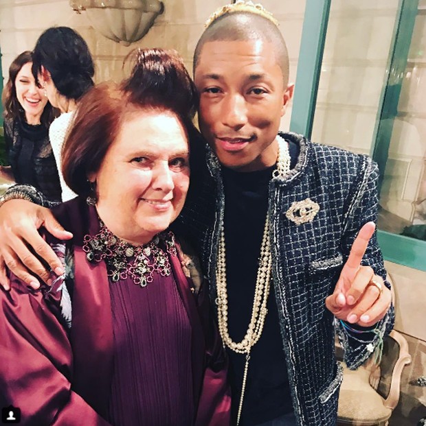 Loving the crown on Pharrell Williams @pharrell ....crown. He modelled Karl's Chanel creations in Paris at #ritz #chanel (Foto: @suzymenkesvogue)
