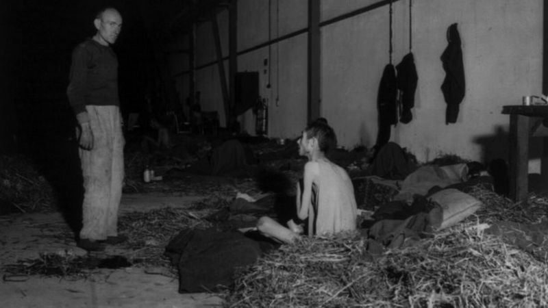 Uma das diferenças entre o nazismo e comunismo de Stalin está na existência de campos de extermínio no regime de Hitler, com o objetivo de assassinar indistintamente todos os judeus, inclusive crianças e bebês (Foto: BBC News)