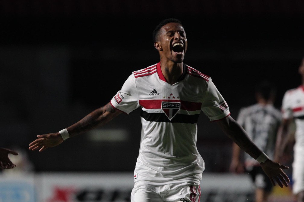 Após mudança de função, Tchê Tchê vive fase artilheira no São Paulo 