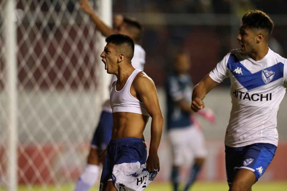 Almada comemora gol pelo Vélez  — Foto: José Jácome/EFE