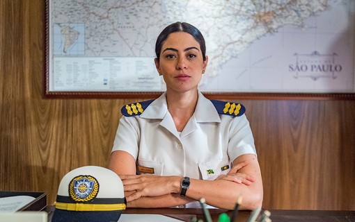Waleska Tibério (Carol Castro) – Oficial da Marinha (capitã de fragata), é disciplinada, autoritária e independente. Tem um relacionamento às escondidas com Elmo.