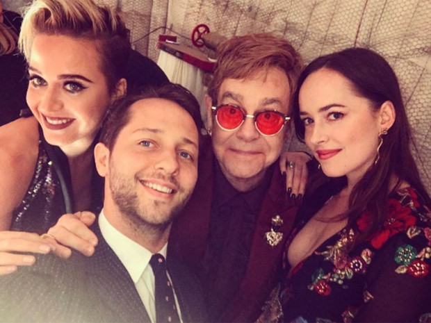 Katy Perry, Derek Blasberg, Elton John e Dakota Johnson (Foto: Reprodução / instagram)