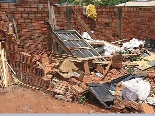 Restos de casa que desabou durante temporal em Dolcinópolis (Foto: Reprodução/TV TEM)