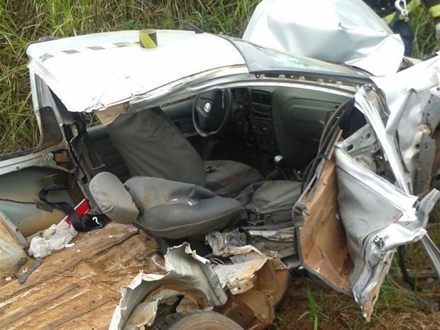Carro ficou destruído com a força do impacto (Foto: Divulgação/Polícia Rodoviária)