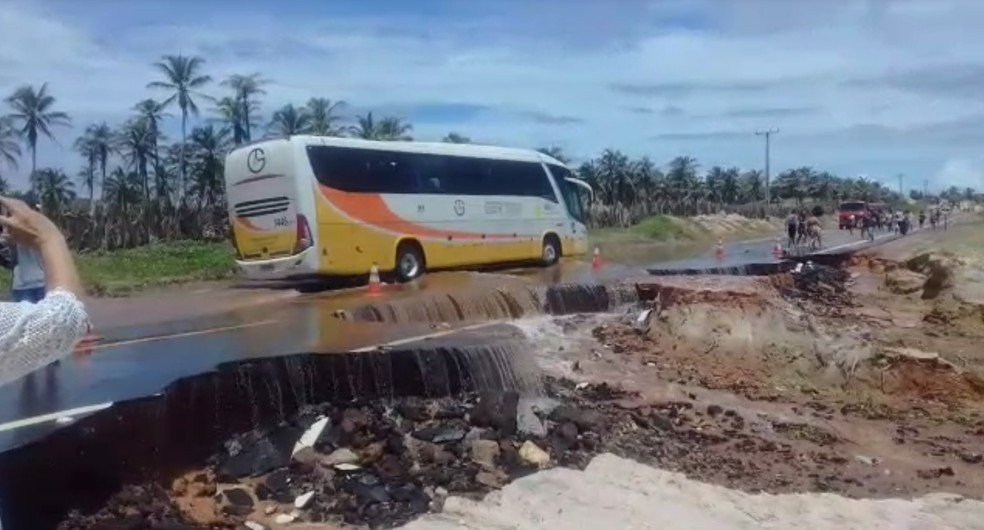 Ãnibus usa o pouco que restou da via para seguir atÃ© MundaÃº.  â Foto: ReproduÃ§Ã£o