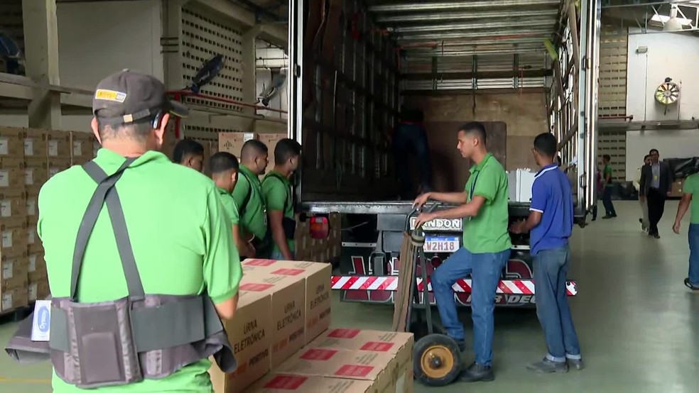 Urnas começam a ser carregadas para transporte no Recife — Foto: Reprodução/TV Globo