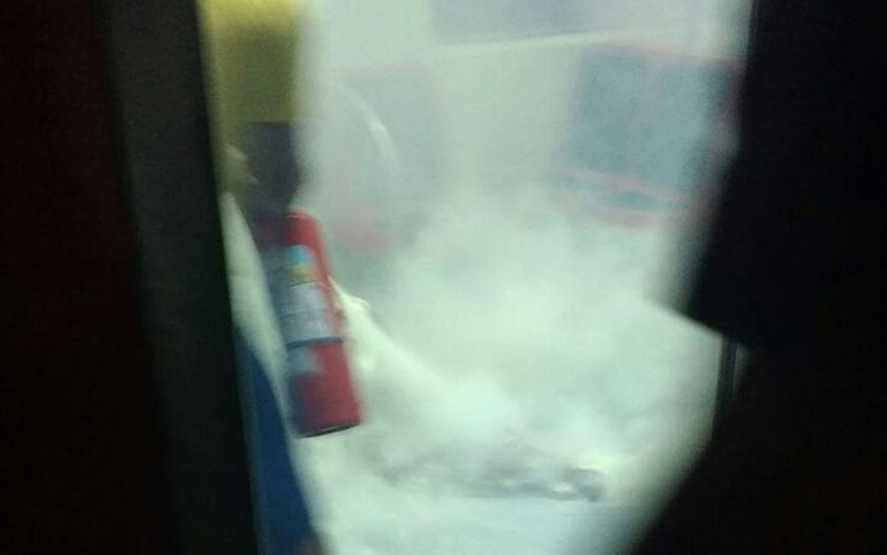 Passageiro apaga fogo em mochila em trem da CPTM (Foto: Arquivo pessoal)