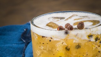 Quiosque Coisa Carioca serve o drink pôr do sol, um mix de maracujá, abacaxi e pimenta da Jamaica (R$ 19 com cachaça e R$ 24 com vodca)
