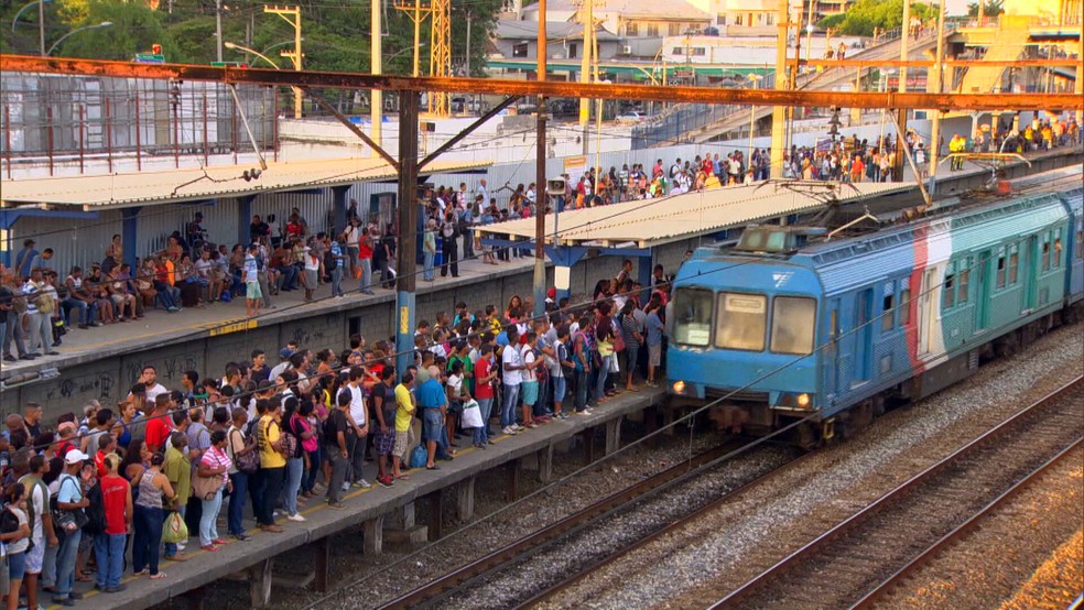 Trem chega a uma estação da Supervia — Foto: Reprodução/TV Globo