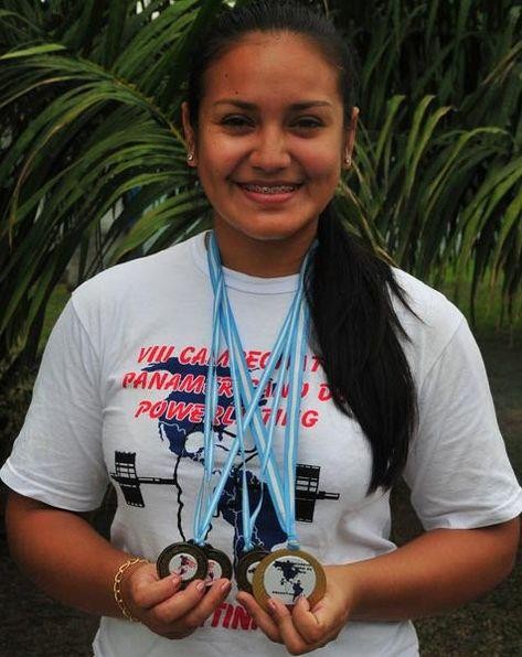 Malu Murielly exibe medalhas conquistadas (Foto: Divulgação)