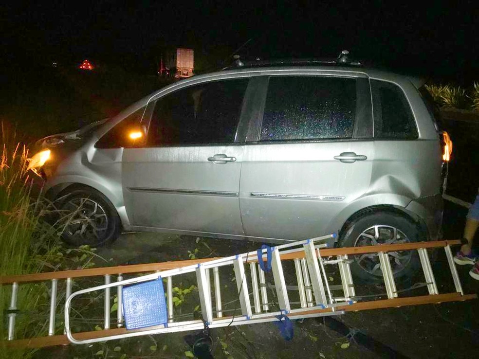 Carro que estava dando auxílio ao carro quebrado — Foto: PRF/Divulgação