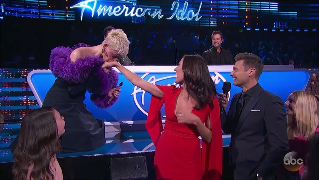 Katy Perry e Becca Kufrin no American Idol (Foto: Reprodução)
