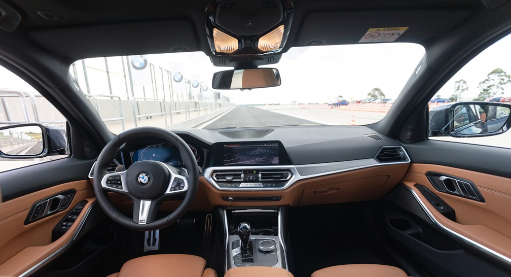 Interior do BMW Série 3 ganhou quadro de instrumentos digital — Foto: Marcelo Brandt/G1