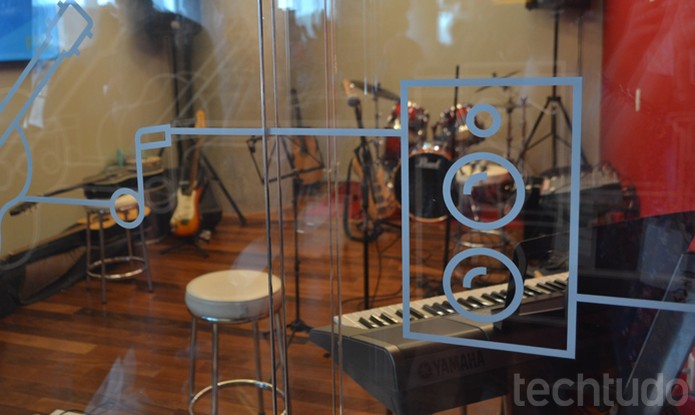 A outra é um estúdio musical completo incluindo instrumentos para canhotos (Foto: Melissa Cruz / TechTudo)