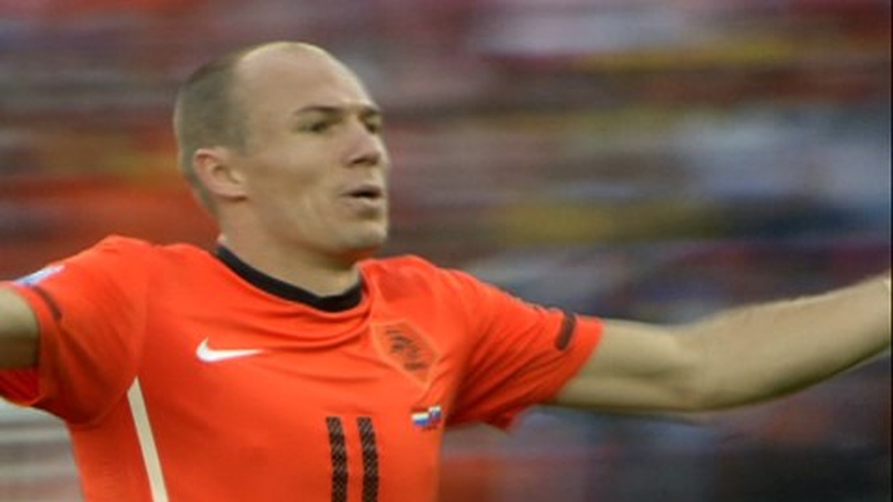 Copa de 2010: Robben recebe belo lançamento, faz a finta e chuta no canto, contra a Eslováquia