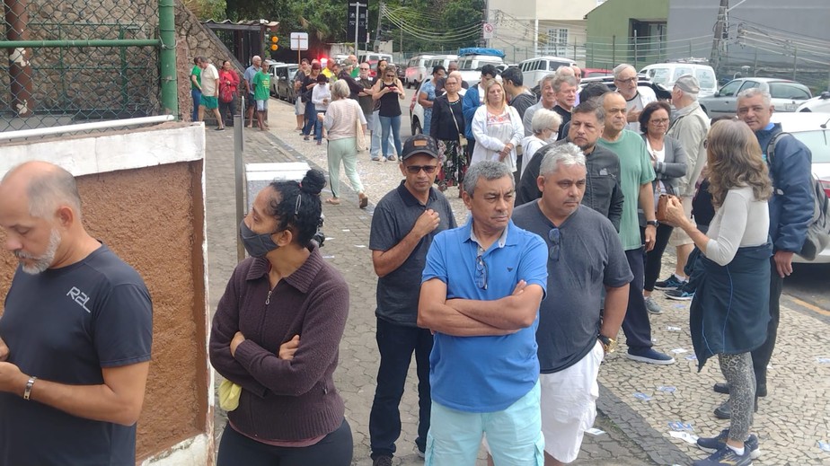 Eleitores aguardam abertura dos portões para votar na Escola Municipal Golda Meir, na Zona Oeste do Rio.