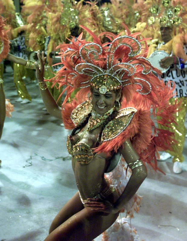Carla Perez desfilou à frente da bateria da Tradição, no Rio, no Carnaval 2001 (Foto: Gabriel de Paiva/Agência O Globo)