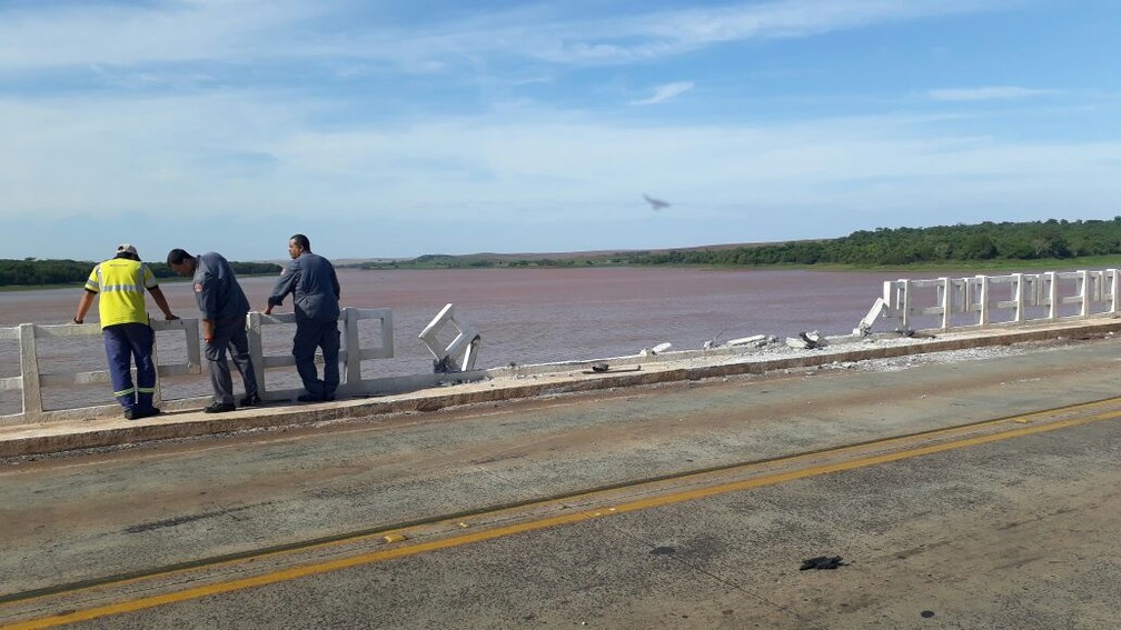 Acidente Na Ponte Do Rio Paranapanema Caminhoes Batem Em Ponte E Um Deles Cai No Rio Paranapanema