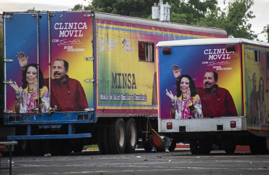 Cartazes de campanha de Ortega e Murillo são vistos em caminhões-hospitais em Masaya, Nicarágua