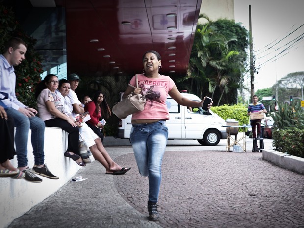 DOMINGO (9) - SÃO PAULO (SP) - Candidata corre mas não chega a tempo de entrar para o Enem  (Foto: Caio Kenji/G1)