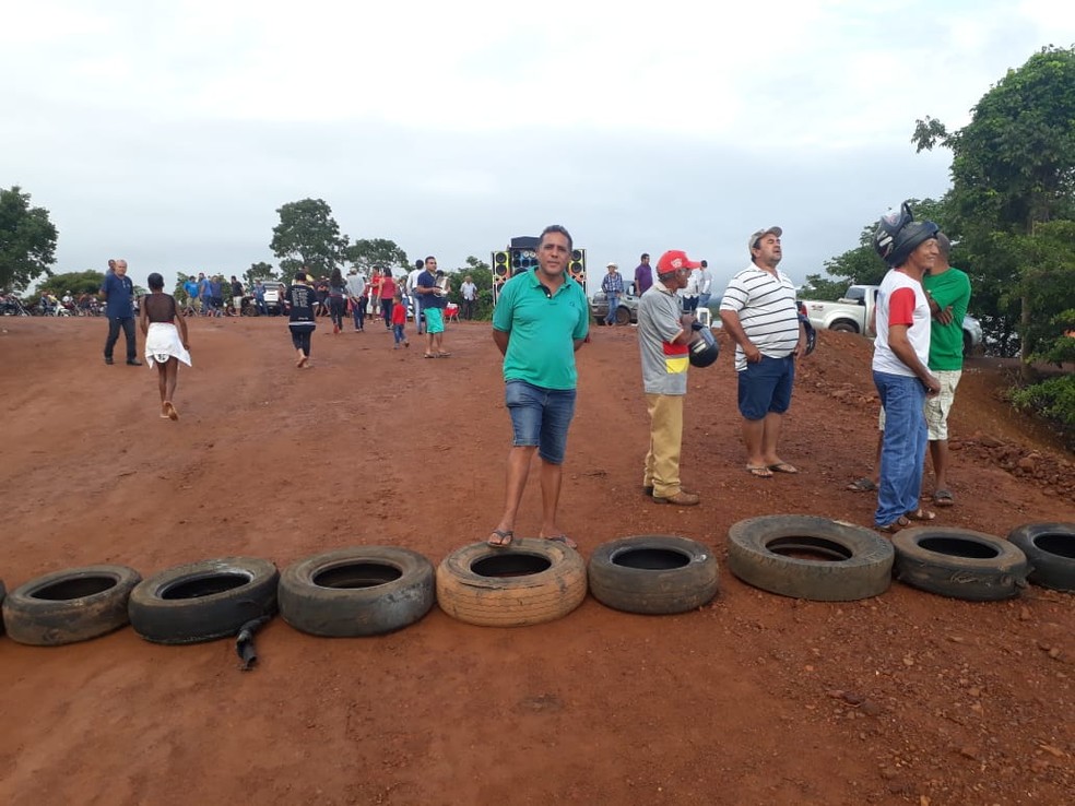 Moradores colocam pneus e tentam impedir funcionamento de balsa — Foto: Divulgação