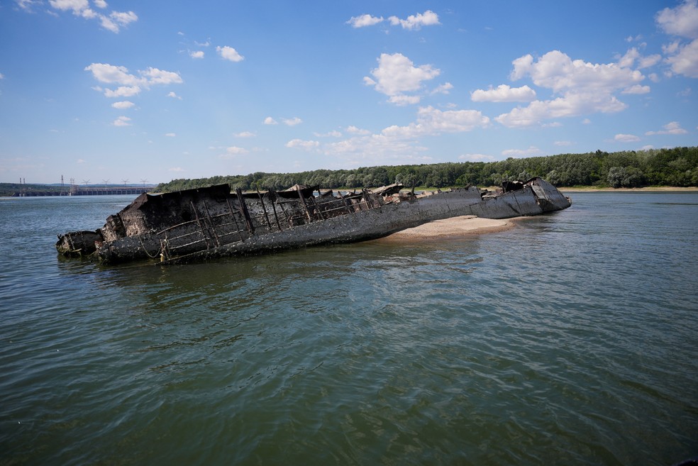 Destroços de navios alemães da Segunda Guerra Mundial aparecem com a seca do rio Danúbio, na Sérvia — Foto: REUTERS/Fedja Grulovic