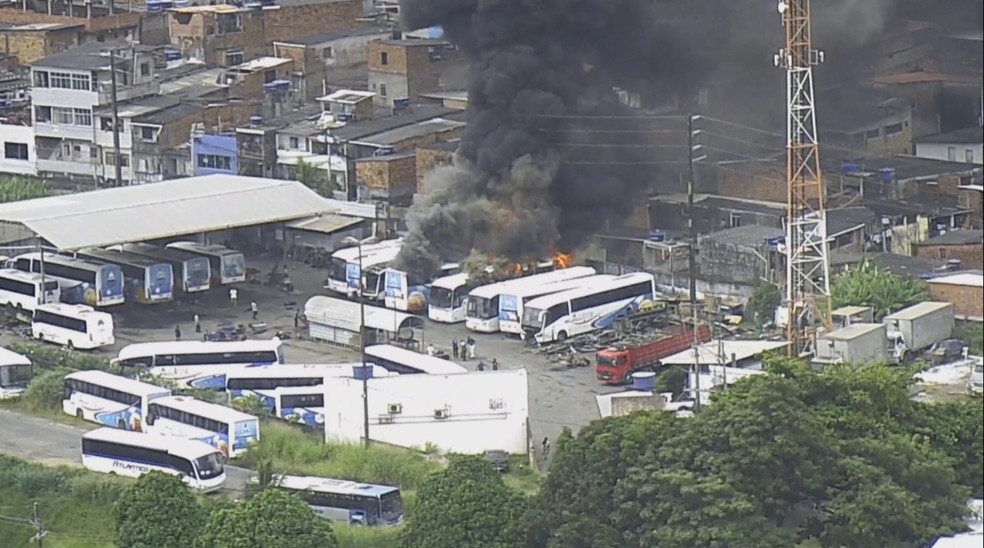 Incêndio atinge ônibus intermunicipais em garagem de Salvador — Foto: Reprodução/TV Bahia