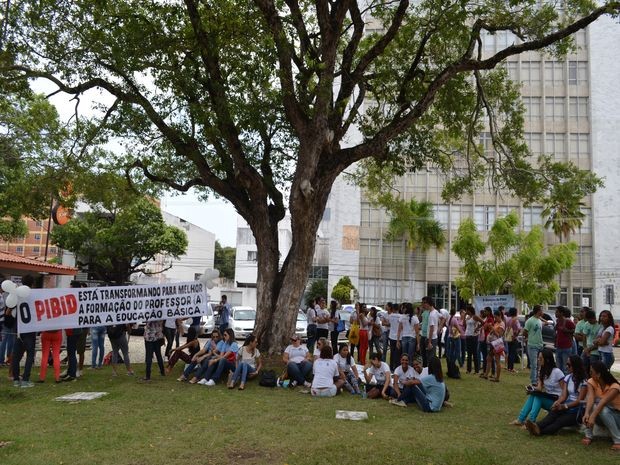 Alunos e professores do IFS e UFS manifestaram em praça do Centro  (Foto: Marina Fontenele/G1)