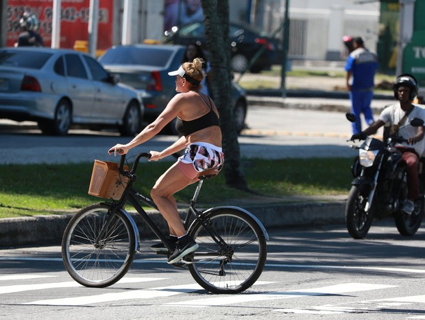 Hortência, Fabiana Murer e Thiago Pereira fazem passeio de bike (Foto: Dilson Silva/AgNews)