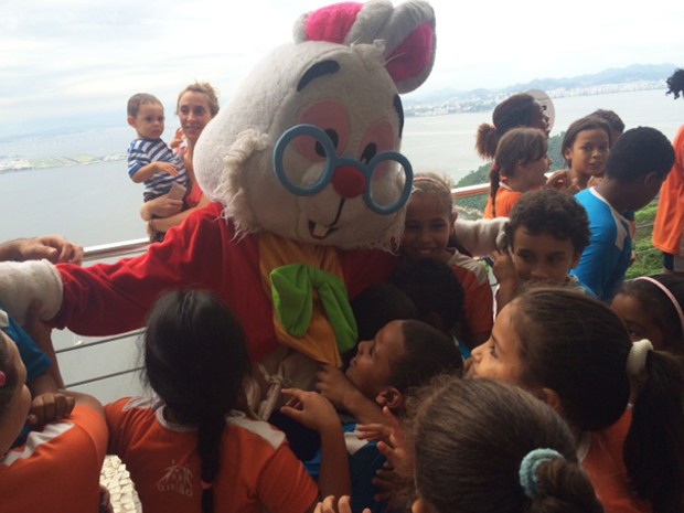 Coelho é abraçado por crianças durante chegada no Pão de Açúcar nesta quarta-feira (1º) (Foto: Cristina Boeckel/G1)