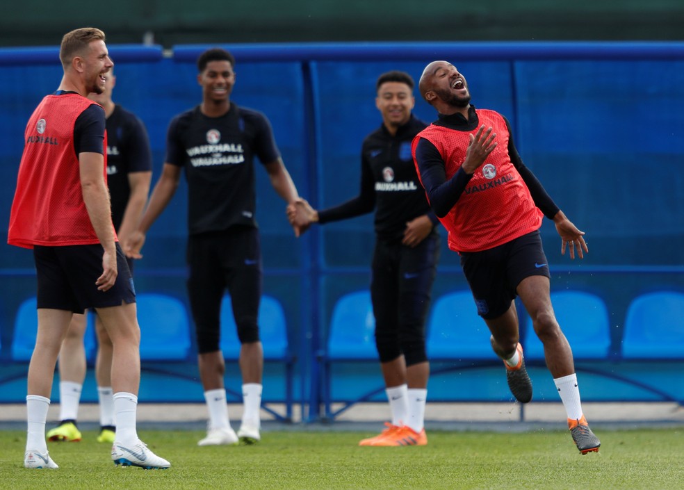 Muitas brincadeiras entre os jogadores no treino da Inglaterra (Foto: REUTERS/Lee Smith)