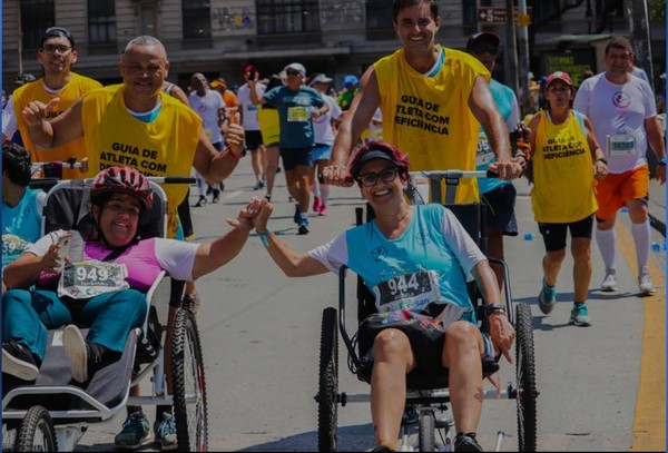 Gabriela Oliveira (à direita) afirma que a acessibilidade é fundamental para toda a população — Foto: Arquivo Pessoal