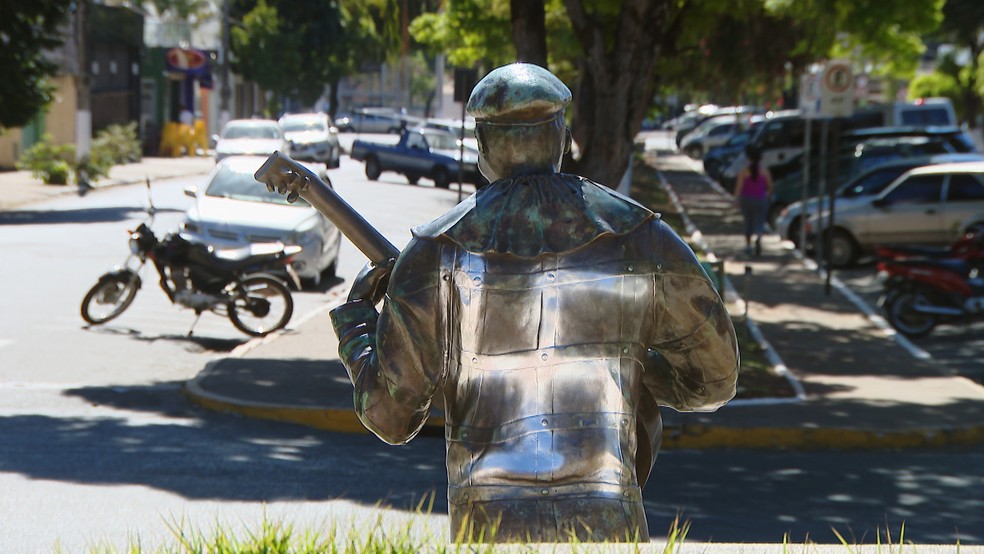 Estátua de Benjamin de Oliveira foi pichada no Parque do Bariri em Pará de Minas (Foto: Reprodução/Tv Integração)