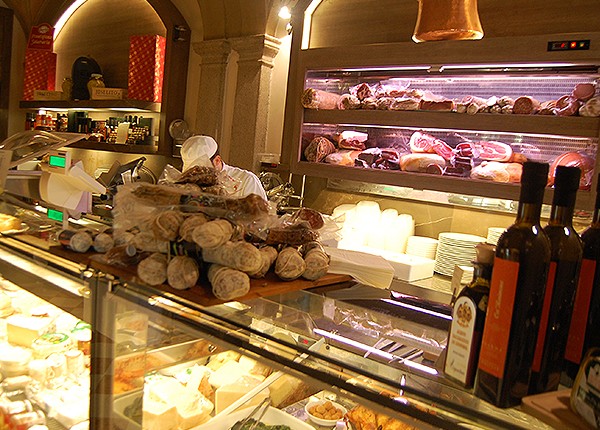 O Il Salumaio, mistura de restaurante e empório em um dos endereços mais badalados de Milão (Foto: Guilherme Aquino)