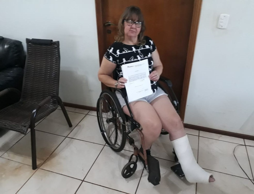A aposentada Maria Lucia vive o impasse de nÃ£o conseguir o laudo mÃ©dico necessÃ¡rio para comprar um carro automÃ¡tico em RibeirÃ£o Preto, SP â Foto: ReproduÃ§Ã£o/Arquivo pessoal