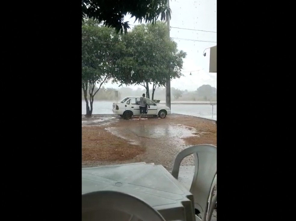 Morador registra chuva na 503 Norte, em Palmas — Foto: Divulgação/Gabriel Deeaz