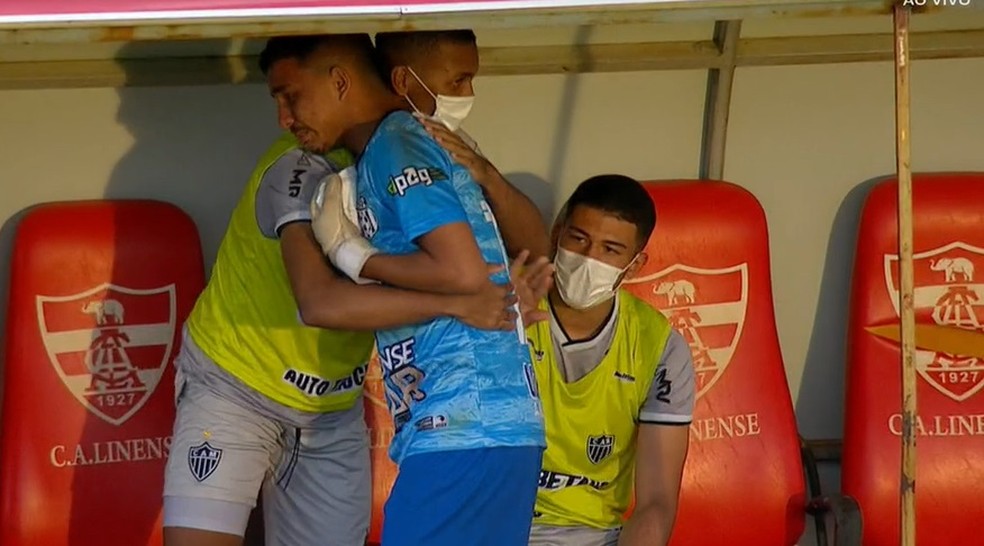 Goleiro Tomate chora após ser substituído em jogo da Copinha  — Foto: Globo 